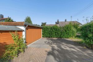 Blick auf Doppelgarage